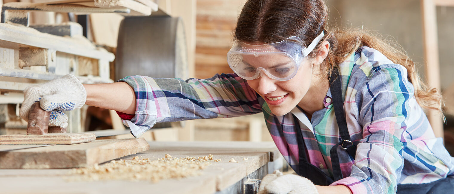 Frau als Tischler schleift Holz am Bandschleifer in der Tischlerei Schlagwort(e): Frau, Tischler, schleifen, Holz, Schreiner, Lehrling, Tischlerei, Holzverarbeitung, Schreinerei, arbeiten, Bandschleifer, Handwerker, Arbeitsschutz, Schutzbrille, Holzbau, Maschine, Werkstatt, Holzarbeit, Zimmerei, Arbeit, Beruf, Bau, Werkzeug, Arbeiter, Holzarbeiter, Leute, Handwerk, Azubi, Ausbildung, Lehre, Praktikum, Praktikant