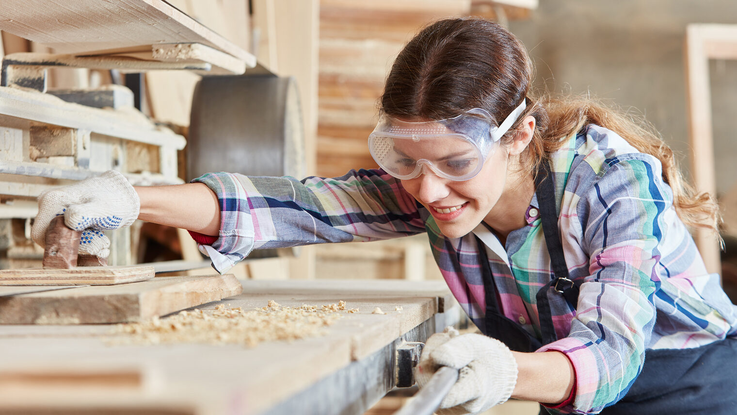 Frau als Tischler schleift Holz am Bandschleifer in der Tischlerei Schlagwort(e): Frau, Tischler, schleifen, Holz, Schreiner, Lehrling, Tischlerei, Holzverarbeitung, Schreinerei, arbeiten, Bandschleifer, Handwerker, Arbeitsschutz, Schutzbrille, Holzbau, Maschine, Werkstatt, Holzarbeit, Zimmerei, Arbeit, Beruf, Bau, Werkzeug, Arbeiter, Holzarbeiter, Leute, Handwerk, Azubi, Ausbildung, Lehre, Praktikum, Praktikant