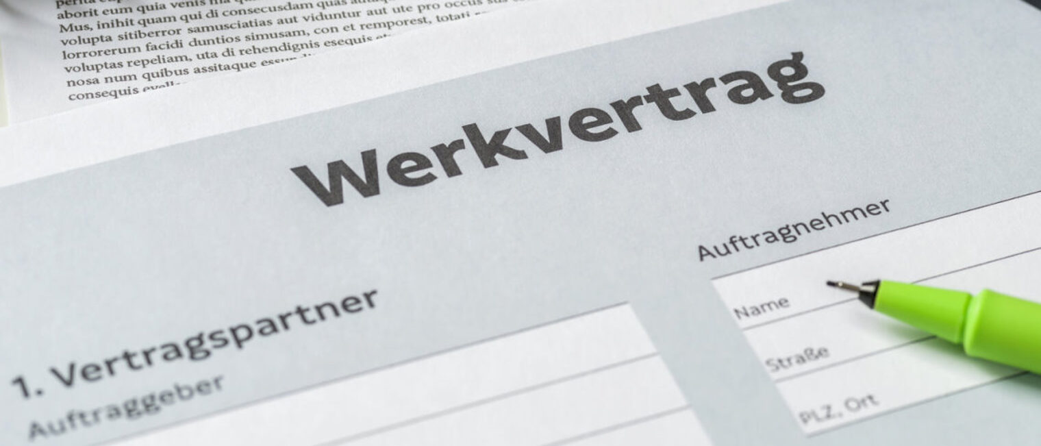 Die Handwerkskammer berät bei Fragen zum Werkvertrags- und Baurecht. Ein Ausschnitt eines Blattes ist zu sehen. Darauf steht Werkvertrag. Auf dem Blatt liegt rechts ein grüner Stift.