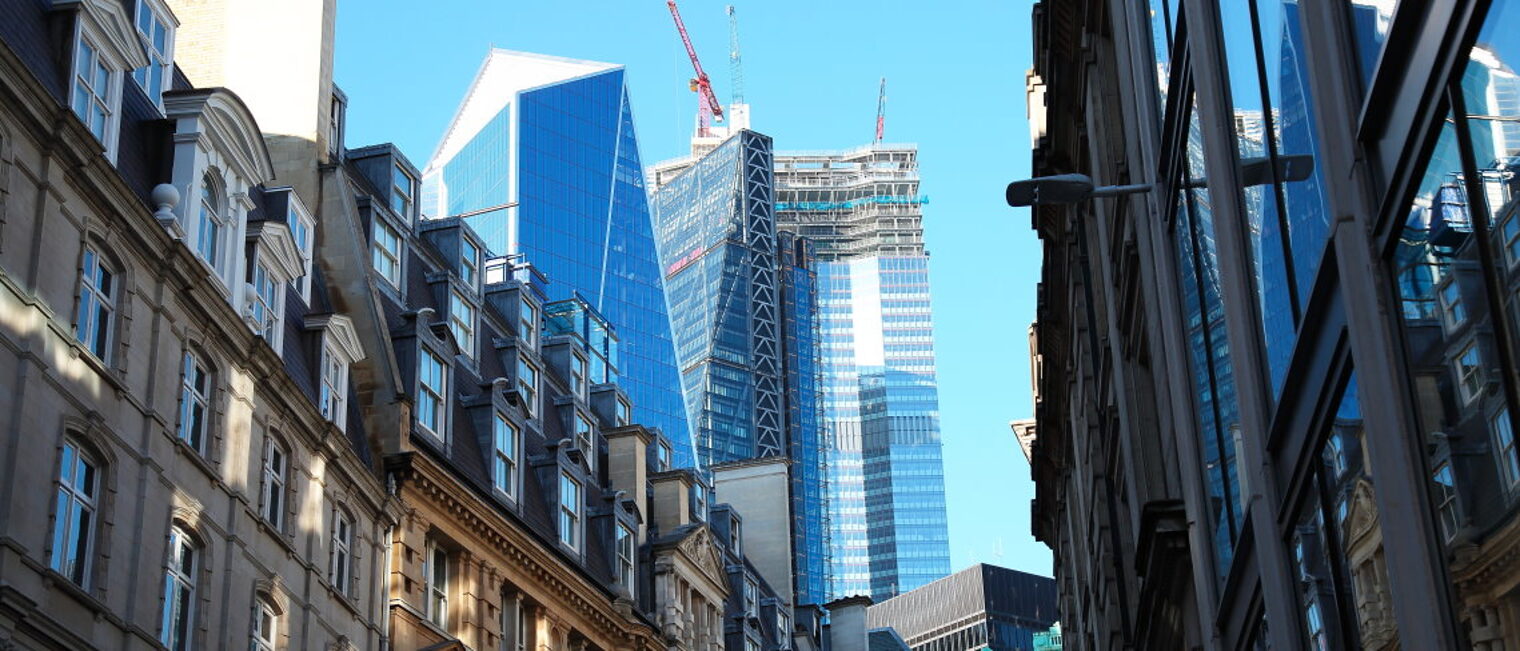 Unternehmerreise nach London zur Build Expo vom 13. bis 15. November 2023 In den Straßen von London sieht man historische und moderne Gebäude, im Hintergrund gibt es Wolkenkratzer mit Baukränen.