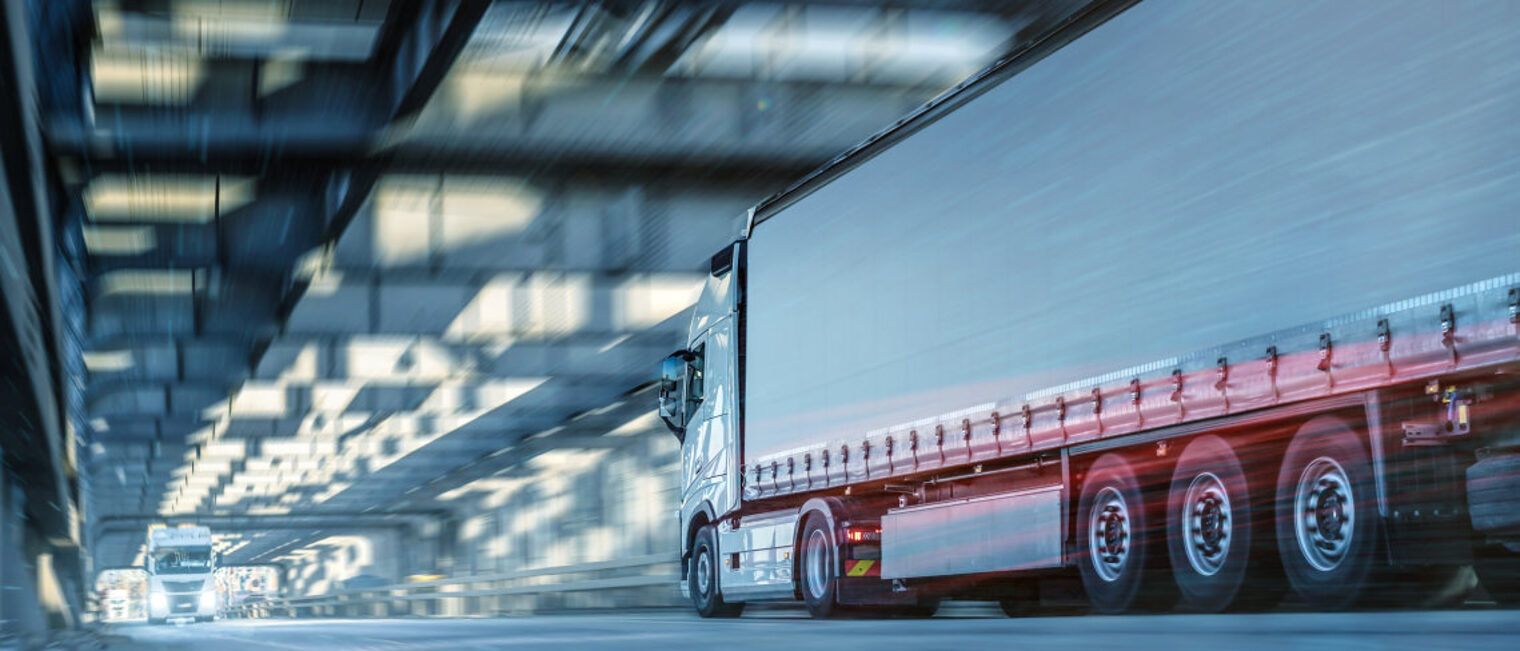 Ein Lkw fährt durch einen Tunnel.