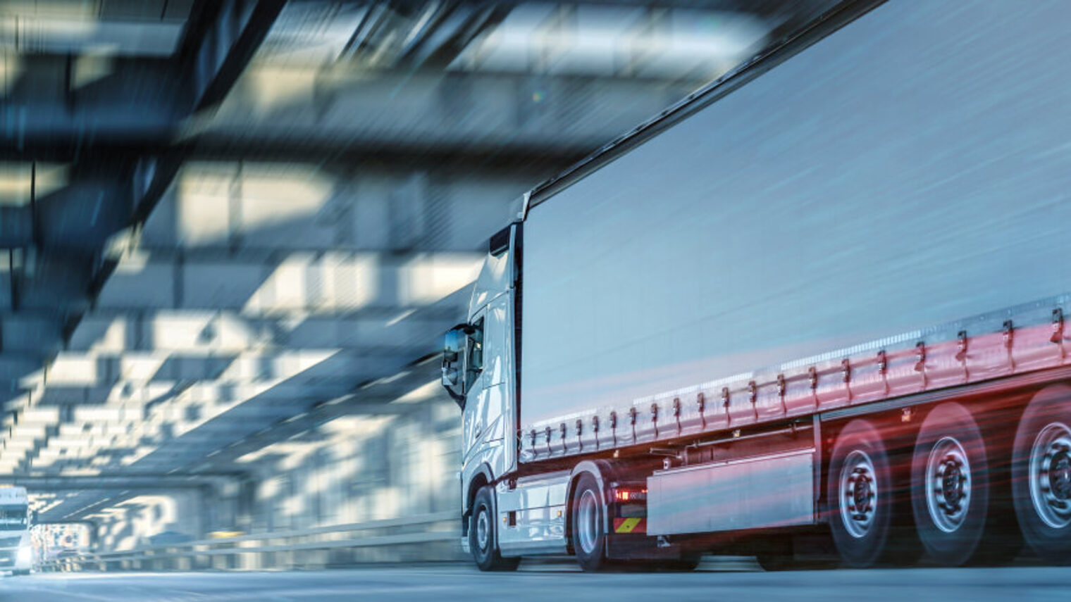 Ein Lkw fährt durch einen Tunnel.