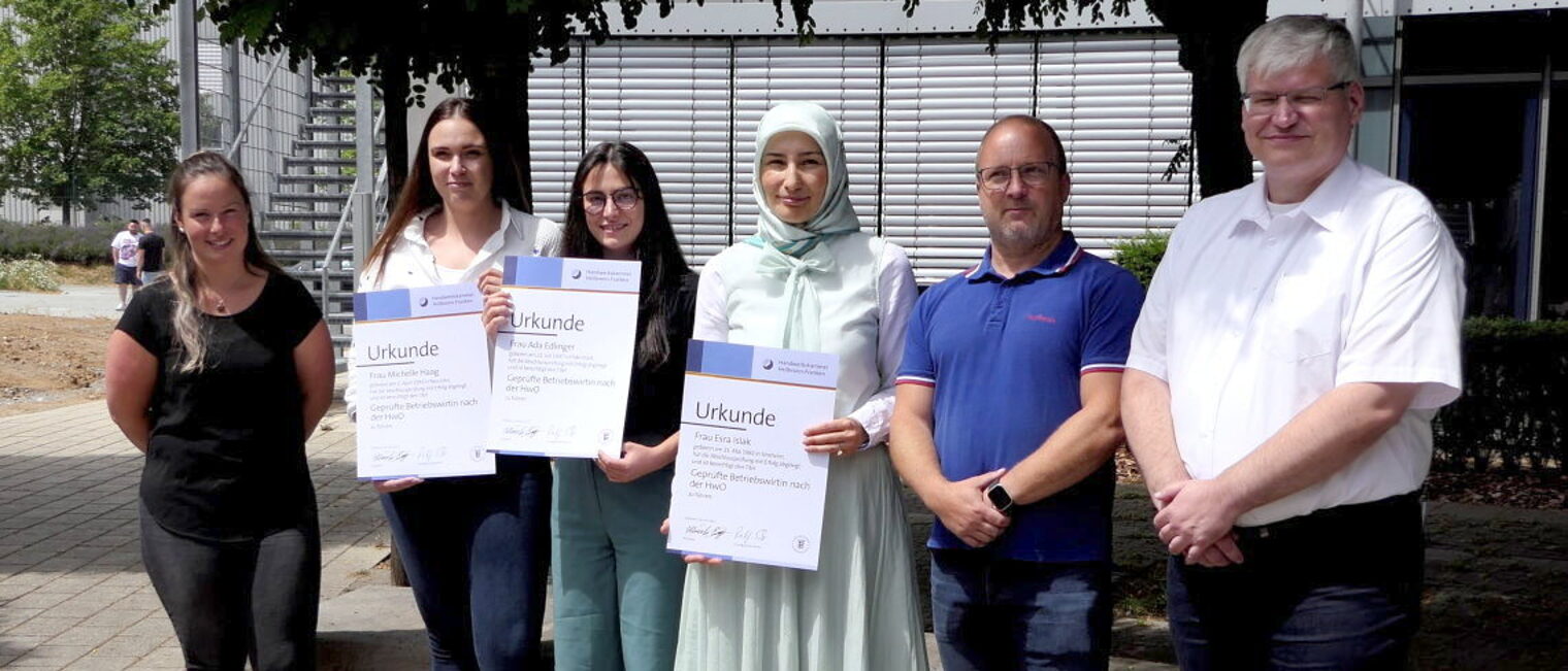 Bereit für den Einsatz als Führungskräfte im Handwerk: Die neuen Betriebswirtinnen zusammen mit ihrer Prüfungskommission Eine Gruppe mit sechs Personen lächelt in die Kamera.