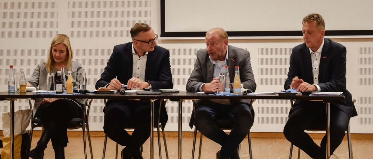 Am Tisch sitzen Gudula Achterberg und Andreas Schwarz zusammen mit Präsident Ulrich Bopp, Hauptgeschäftsführer Ralf Schnörr.