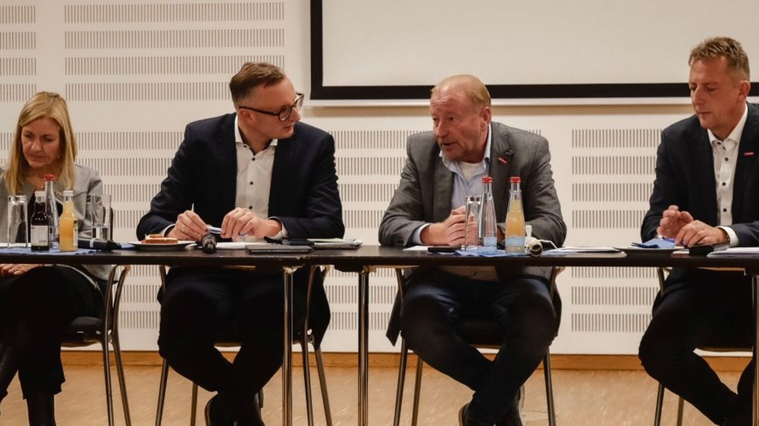 Am Tisch sitzen Gudula Achterberg und Andreas Schwarz zusammen mit Präsident Ulrich Bopp, Hauptgeschäftsführer Ralf Schnörr.