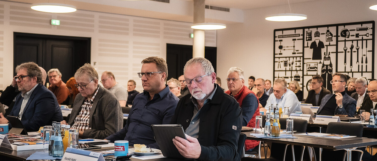 Die Mitglieder der Vollversammlung der Handwerkskammer Heilbronn-Franken sitzen im Meistersaal.