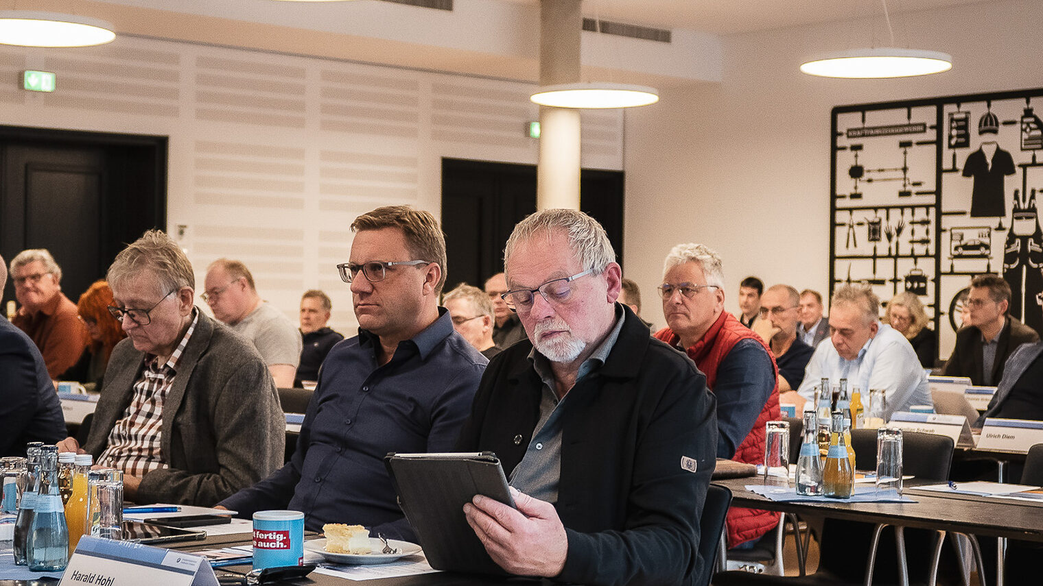 Die Mitglieder der Vollversammlung der Handwerkskammer Heilbronn-Franken sitzen im Meistersaal.