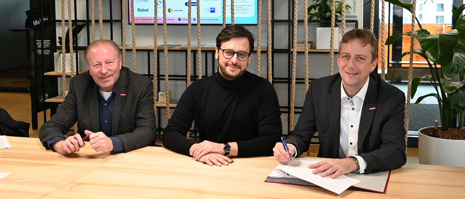 Ulrich Bopp, Moritz Gräter und Ralf Schnörr bei der Unterzeichnung. LetterofIntent_FotoBianca Zäuner