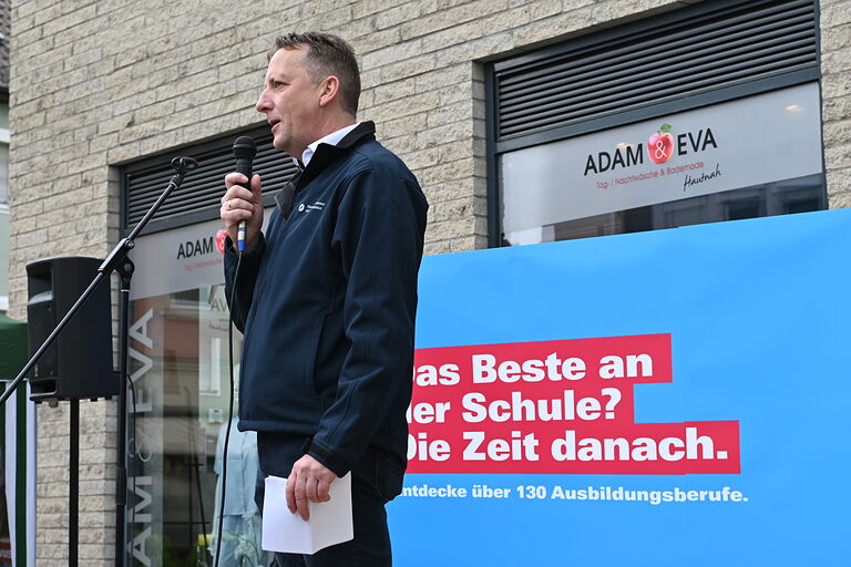HWK-Hauptgeschäftsführer Ralf Schnörr eröffnete den Handwerkertag am unteren Markt in Künzelsau. 