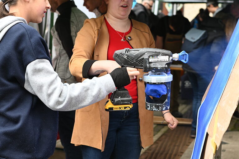Die Schüler durften beim Handwerkertag am stand der maler- und Lackierer einen Farbsprayer ausprobieren. 