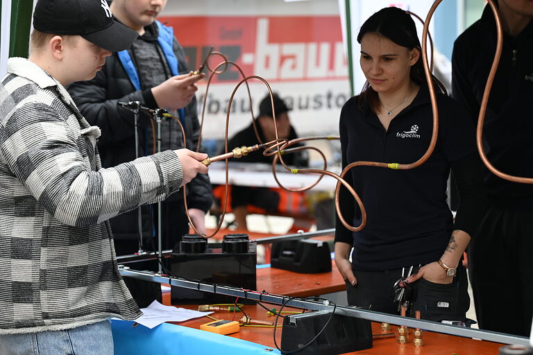 Am Stand von Frigoclim-Kältetechnik mussten die Schüler eine ruhige Hand haben. 