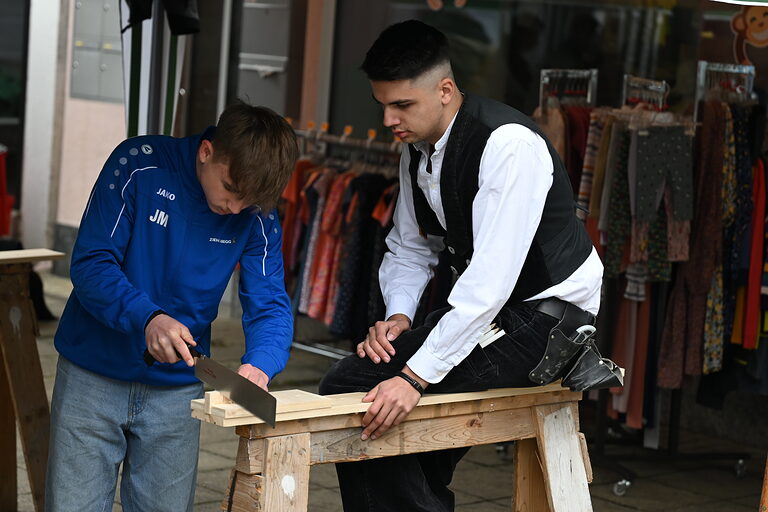 Bei den Zimmerern durften sich die Schüler eine Handyhalterung anfertigen. 