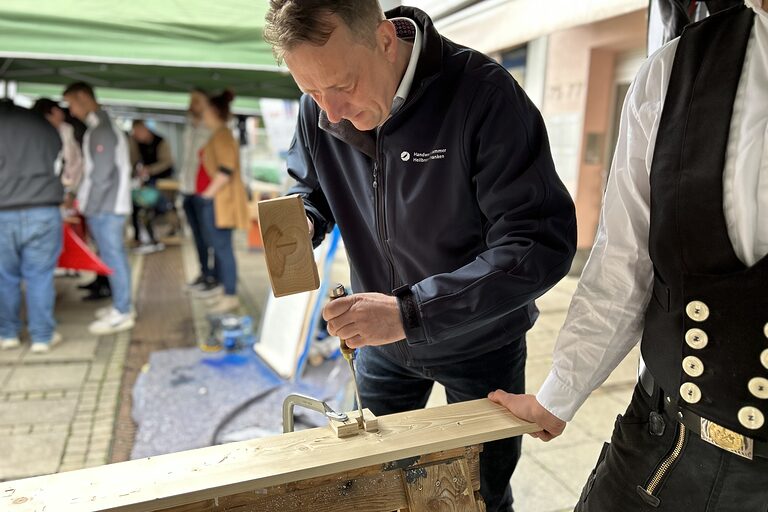 Auch Hauptgeschäftsführer Ralf Schnörr probierte sich an den Aufgaben des Wettbewerbs