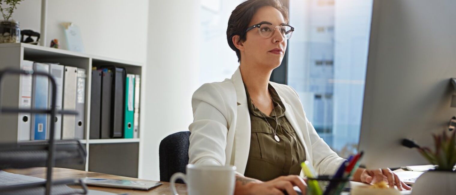 Büro, Computer, PC, Buchführung, Frau, Brille, kaufmännische Angestellte,