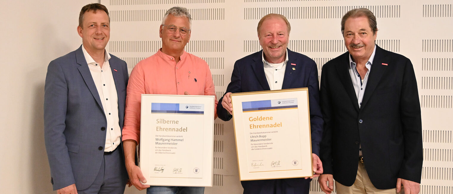 Ulrich Bopp und Wolfgang Hammel wurden von Ralf Schnörr (links) und Kurt-Georg Schreiber geehrt. 