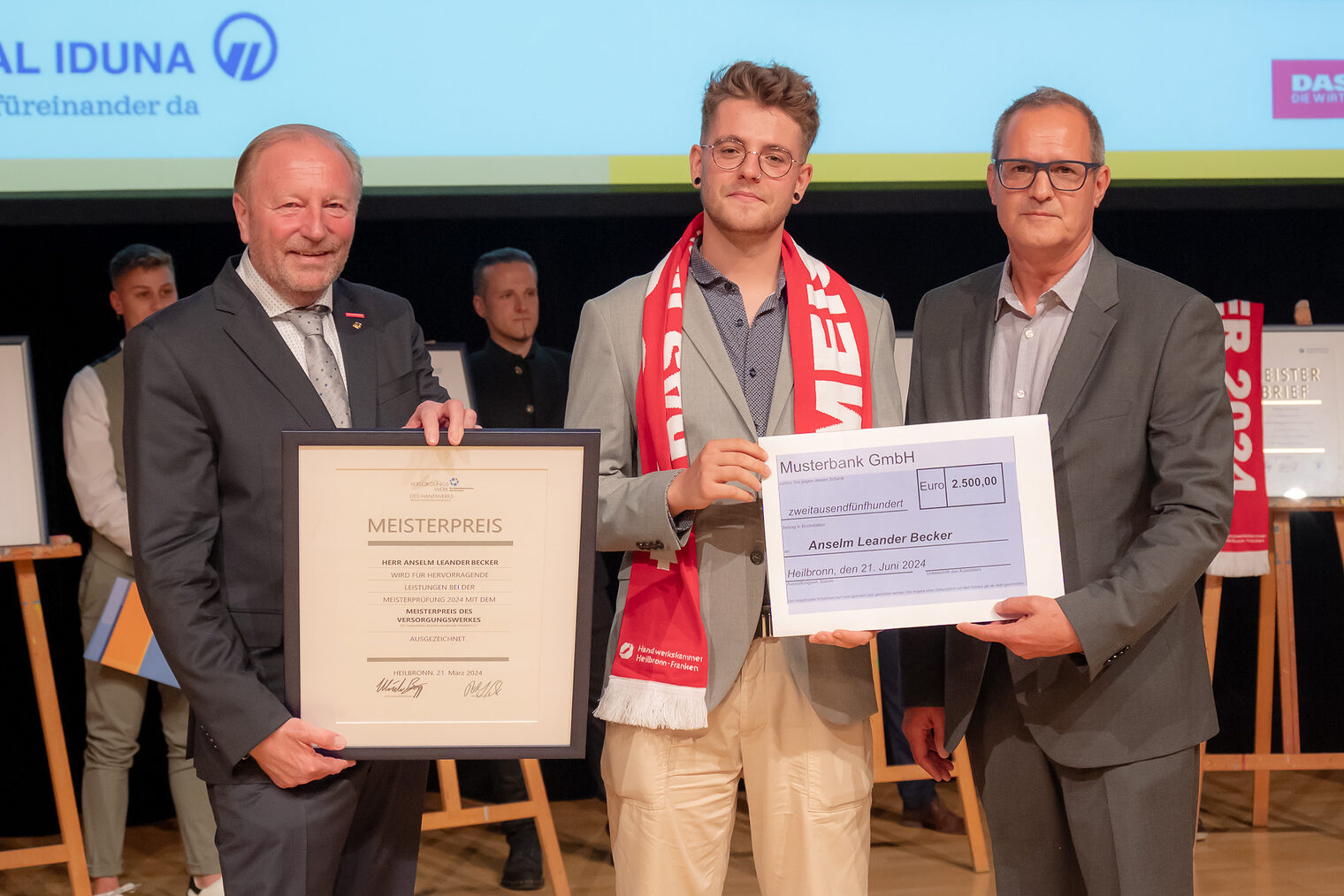 Anselm Leander Becker ist der Jahrgangsbeste Jungmeister und erhielt von Ulrich Bopp und Thomas Faust den Meisterpreis. 