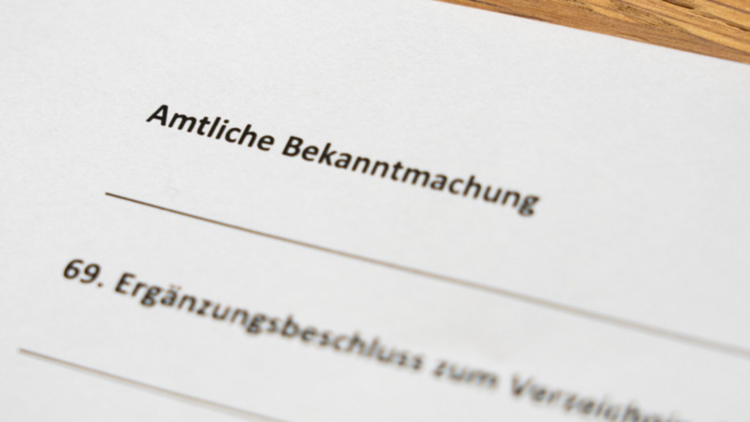 Auf einem Tisch liegt ein Ausdruck einer Amtlichen Bekanntmachung der Handwerkskammer Heilbronn-Franken