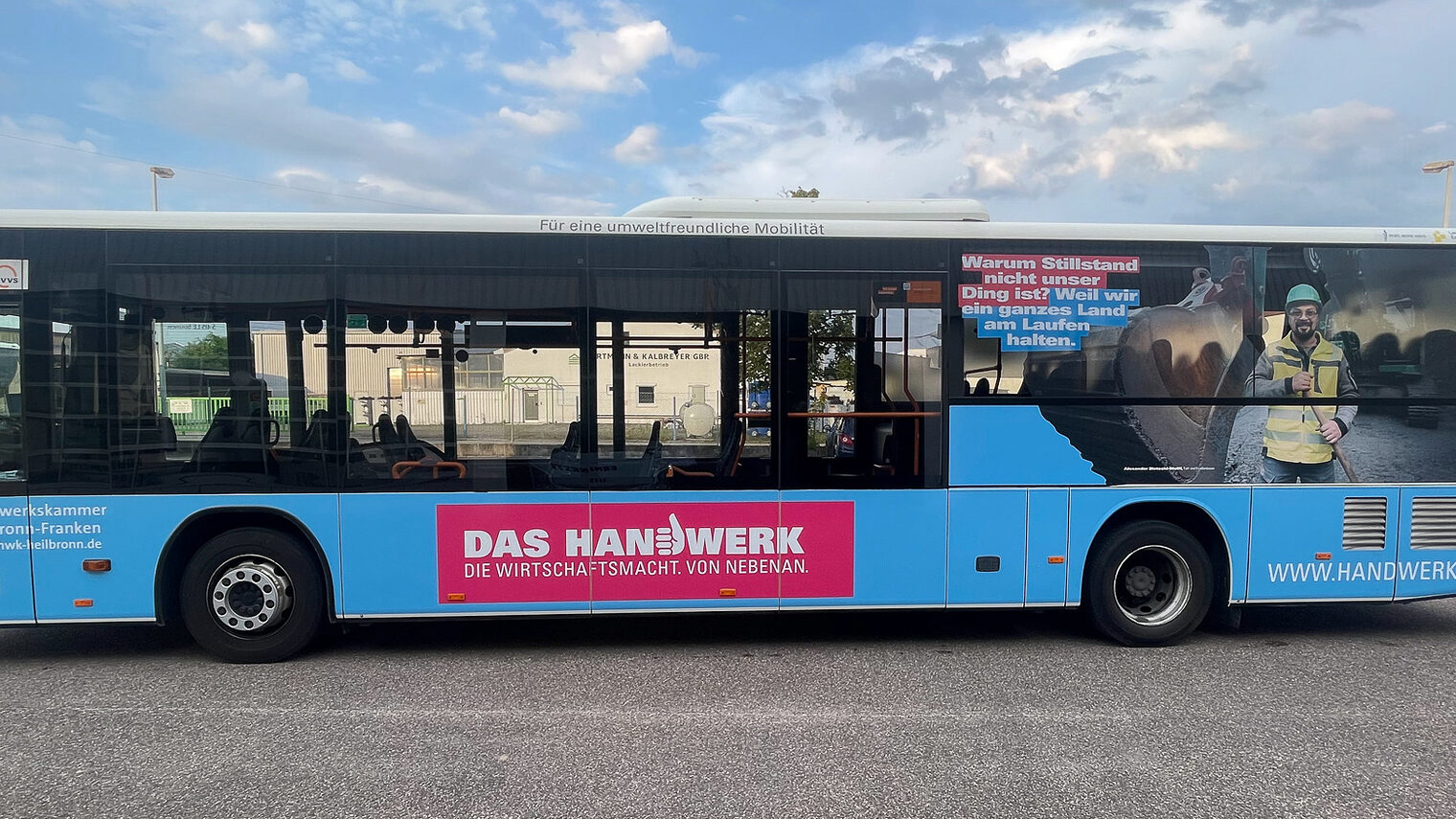 Die Imagekampagne wirbt auf mehreren Bussen in der Region für das Handwerk. 