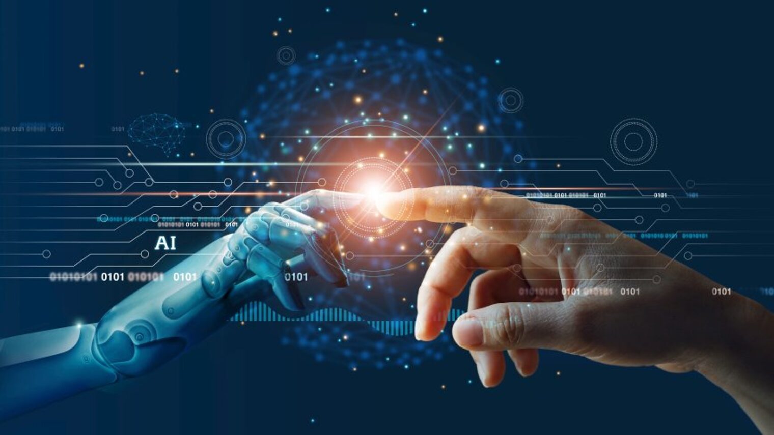 Der Zeigefinger einer Roboterhand und einer menschlichen Hand berühren sich. 
