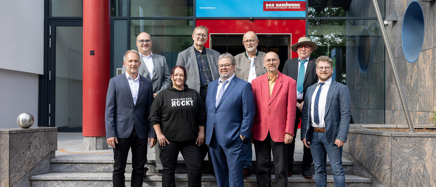 Der Vorstand der Handwerkskammer besteht aus drei Arbeitnehmern und sechs Arbeitgebern. 