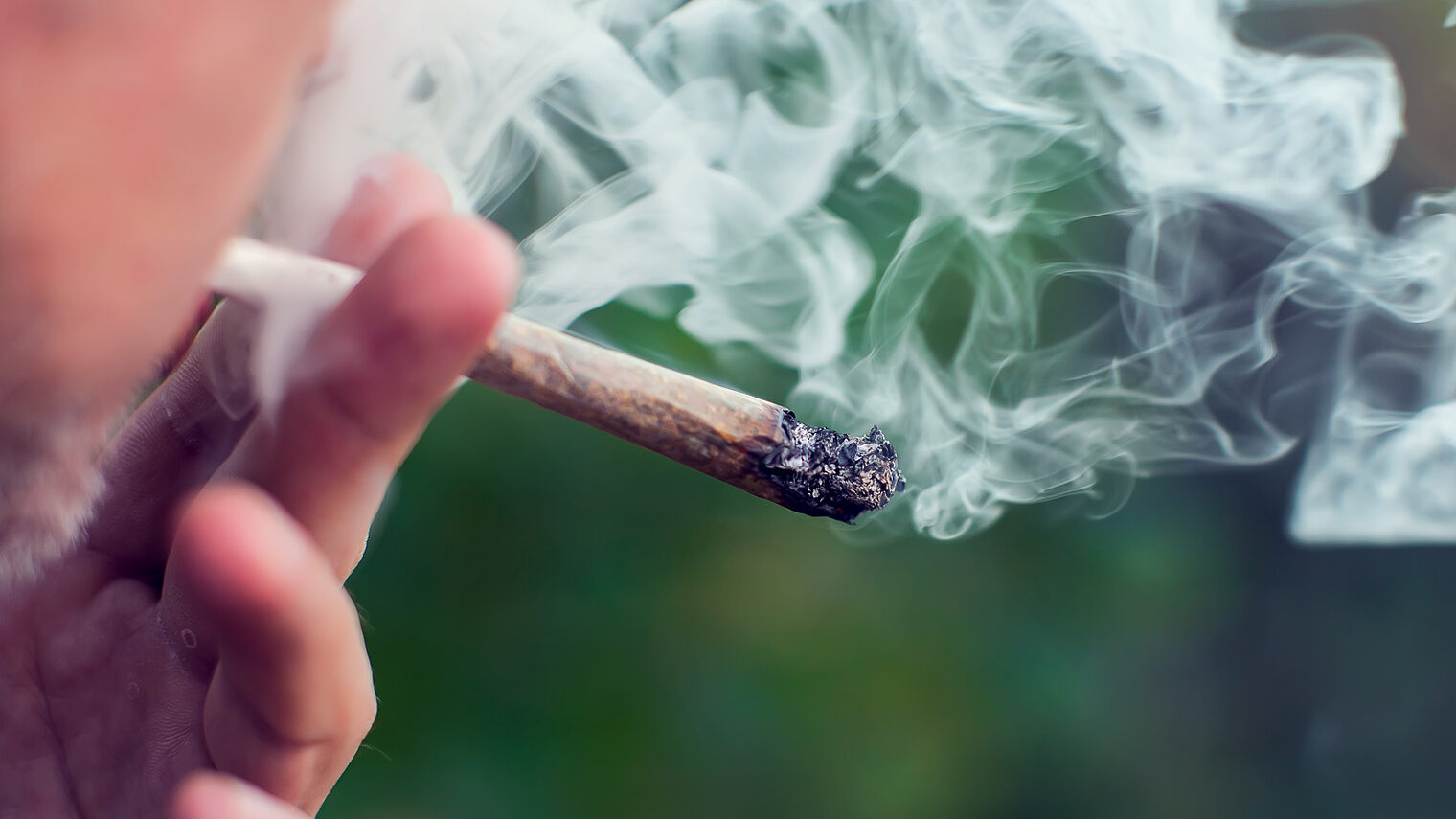 Ein Mann konsumiert Cannabis.