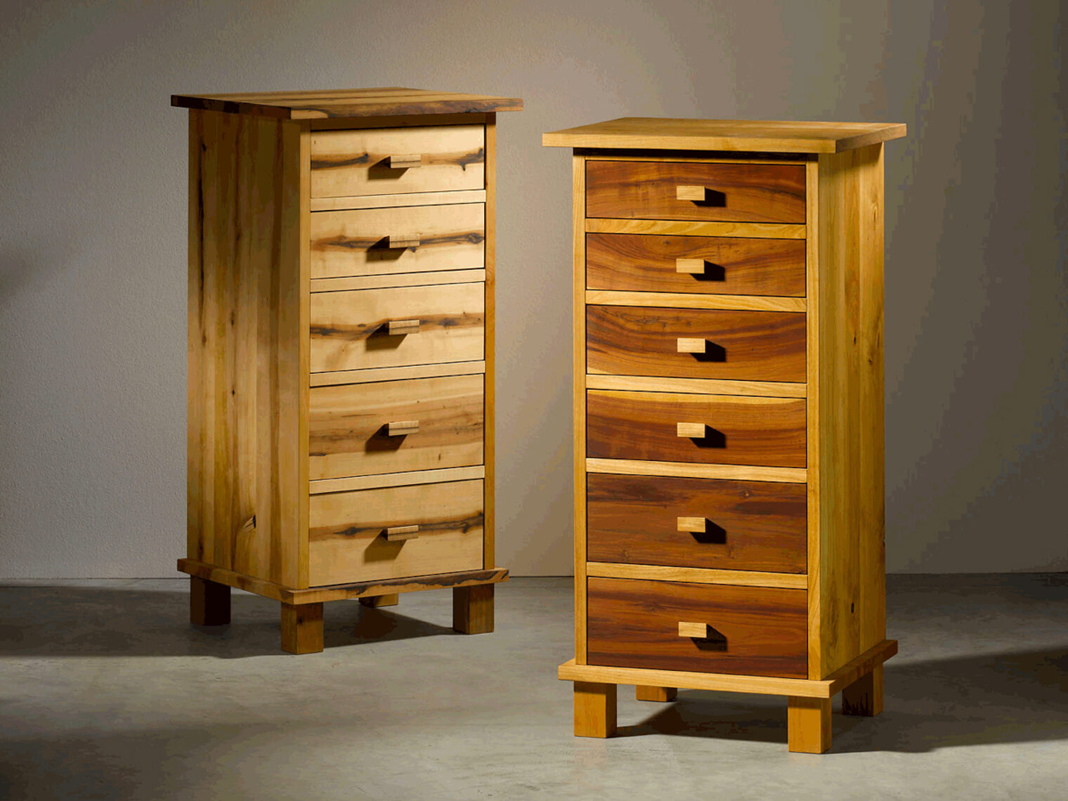 zwei Kommoden aus unterschiedlichen Holzarten