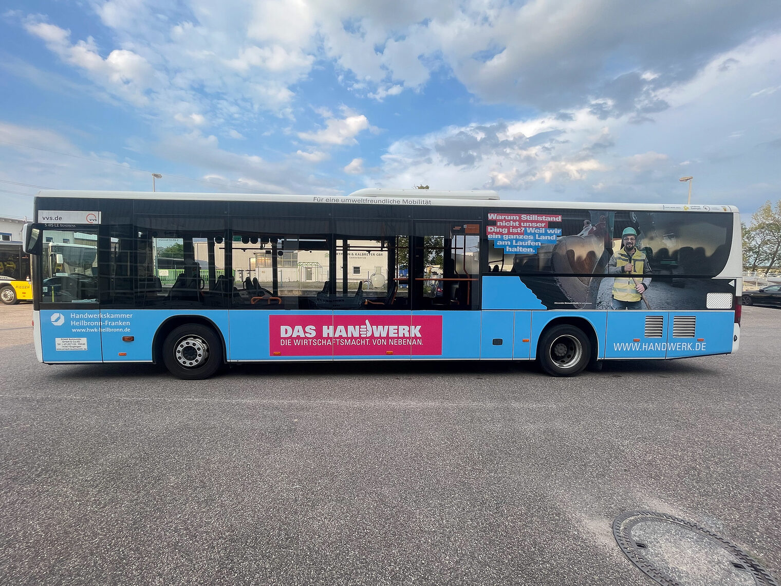 Ein Bus ist mit den Motiven der Imagekampagne des Handwerks bedruckt.