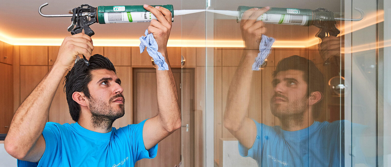 Berufsabschlüsse aus dem Ausland können in Deutschland anerkannt werden. Ein Glaser dichtet die Fuge zwischen zwei Glasscheiben mit Silikon ab.