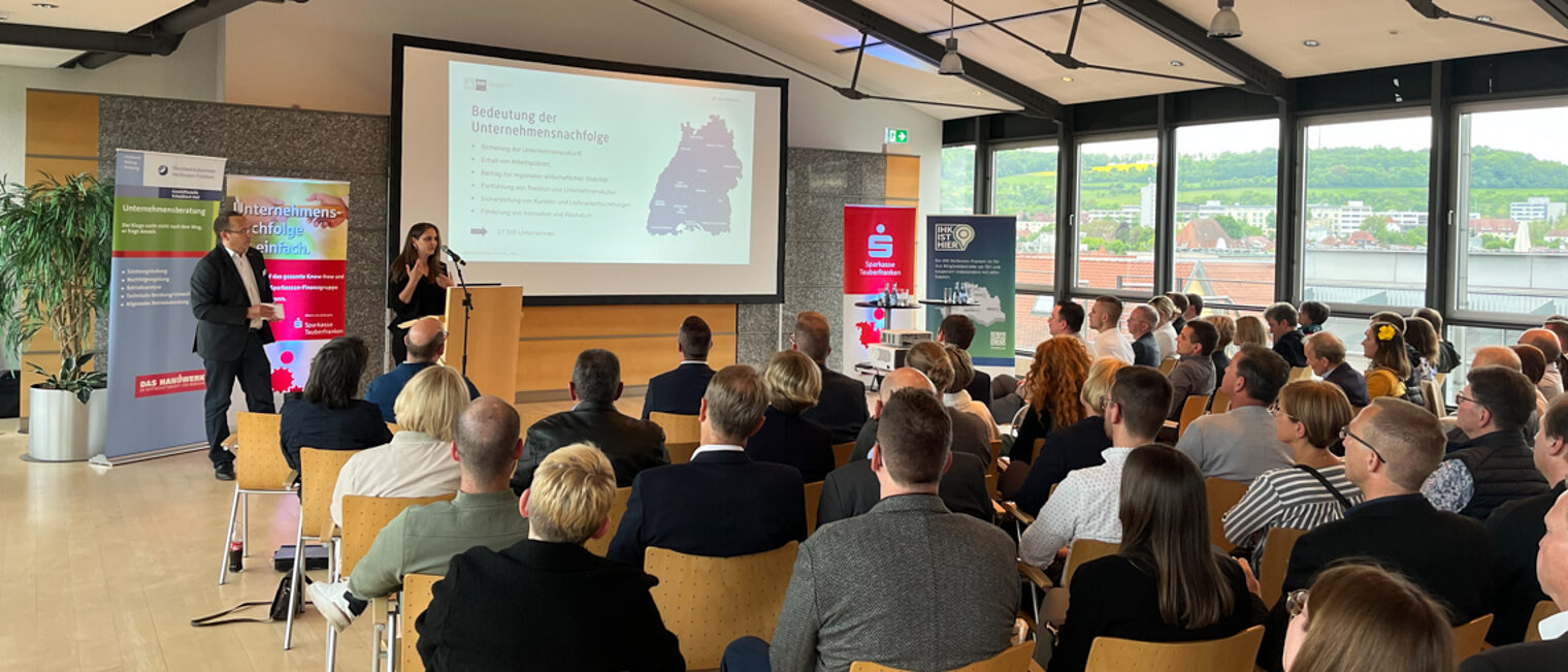 Marion Faiß (IHK und Andreas Kolban (HWK) sprachen gemeinsam bei der Sparkasse in Bad Mergentheim. Marion Faiß (IHK und Andreas Kolban (HWK) sprachen gemeinsam vor Publikum.