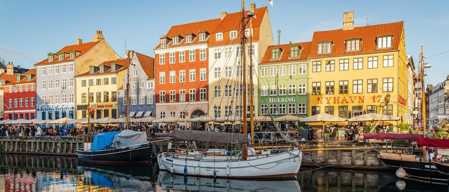Erfolgreiche Delegationsreise nach Dänemark und Schweden Häuser und Schiffe im Nyhavn in Kopenhagen, Dänemark