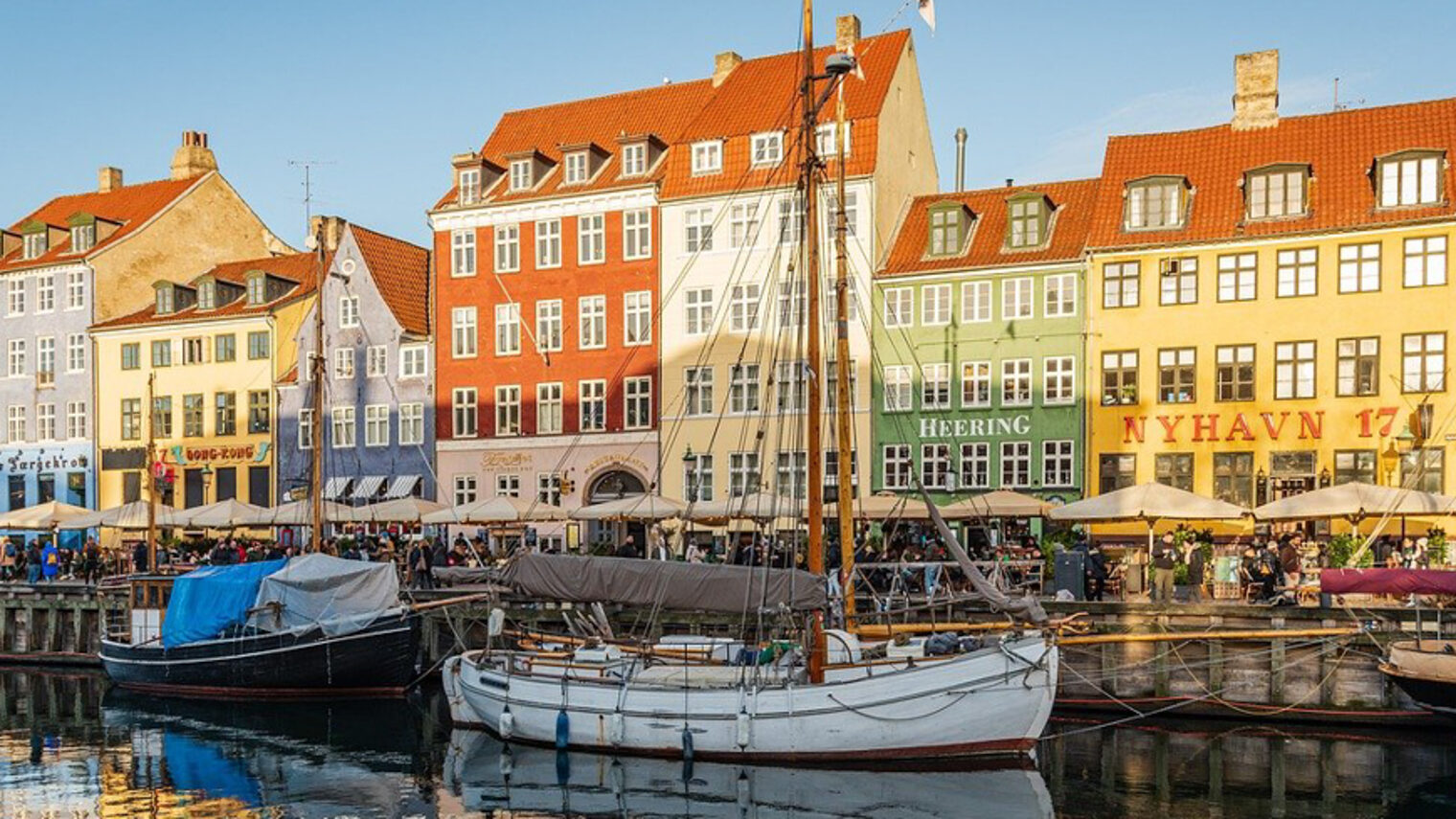 Häuser und Schiffe im Nyhavn in Kopenhagen, Dänemark
