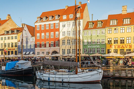 Häuser und Schiffe im Nyhavn in Kopenhagen, Dänemark