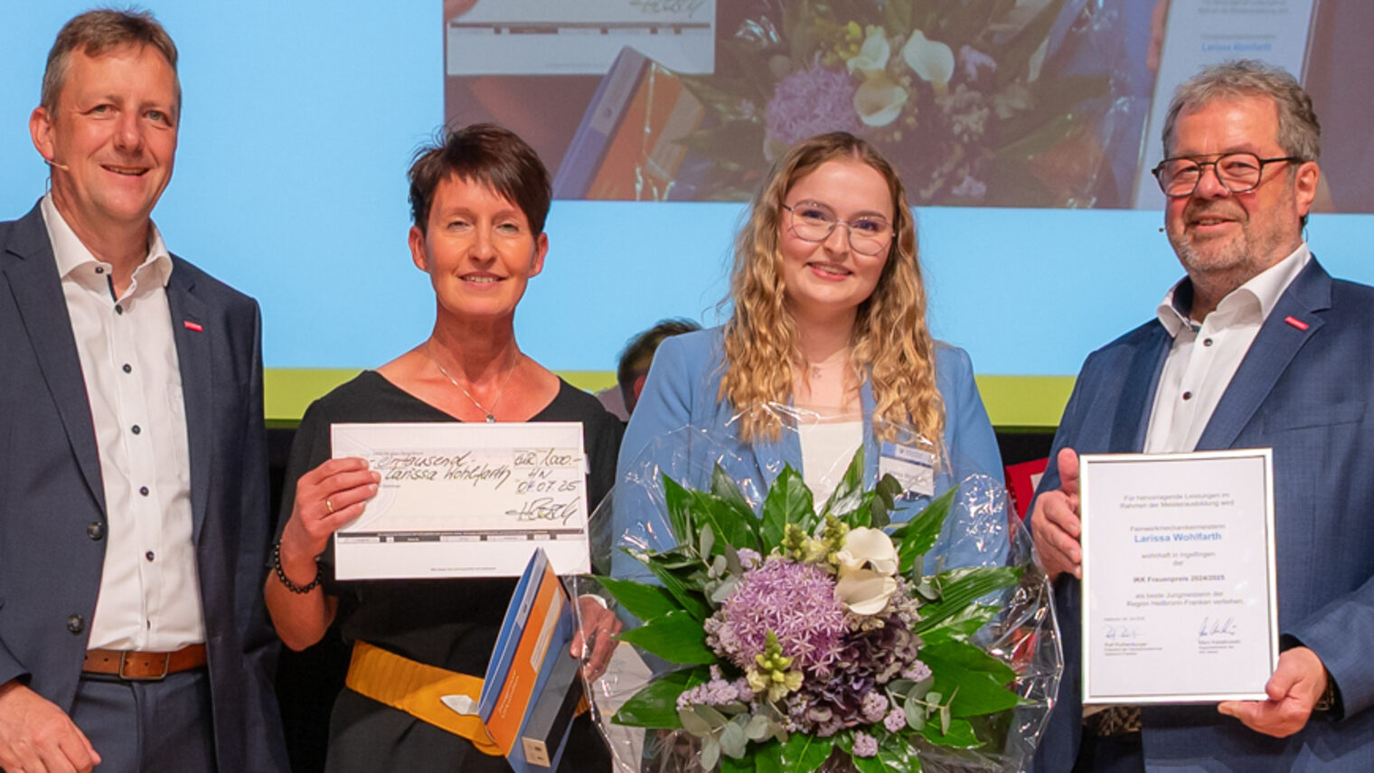 Feinwerkmechanikermeisterin Larissa Wohlfarth ist die jahrgangsbeste Handwerksmeisterin und erhielt den Frauenpreis 2025