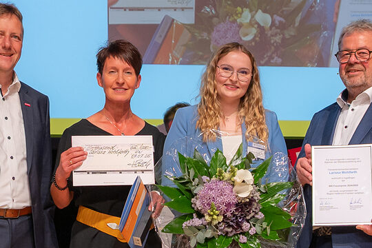 Feinwerkmechanikermeisterin Larissa Wohlfarth ist die jahrgangsbeste Handwerksmeisterin und erhielt den Frauenpreis 2025