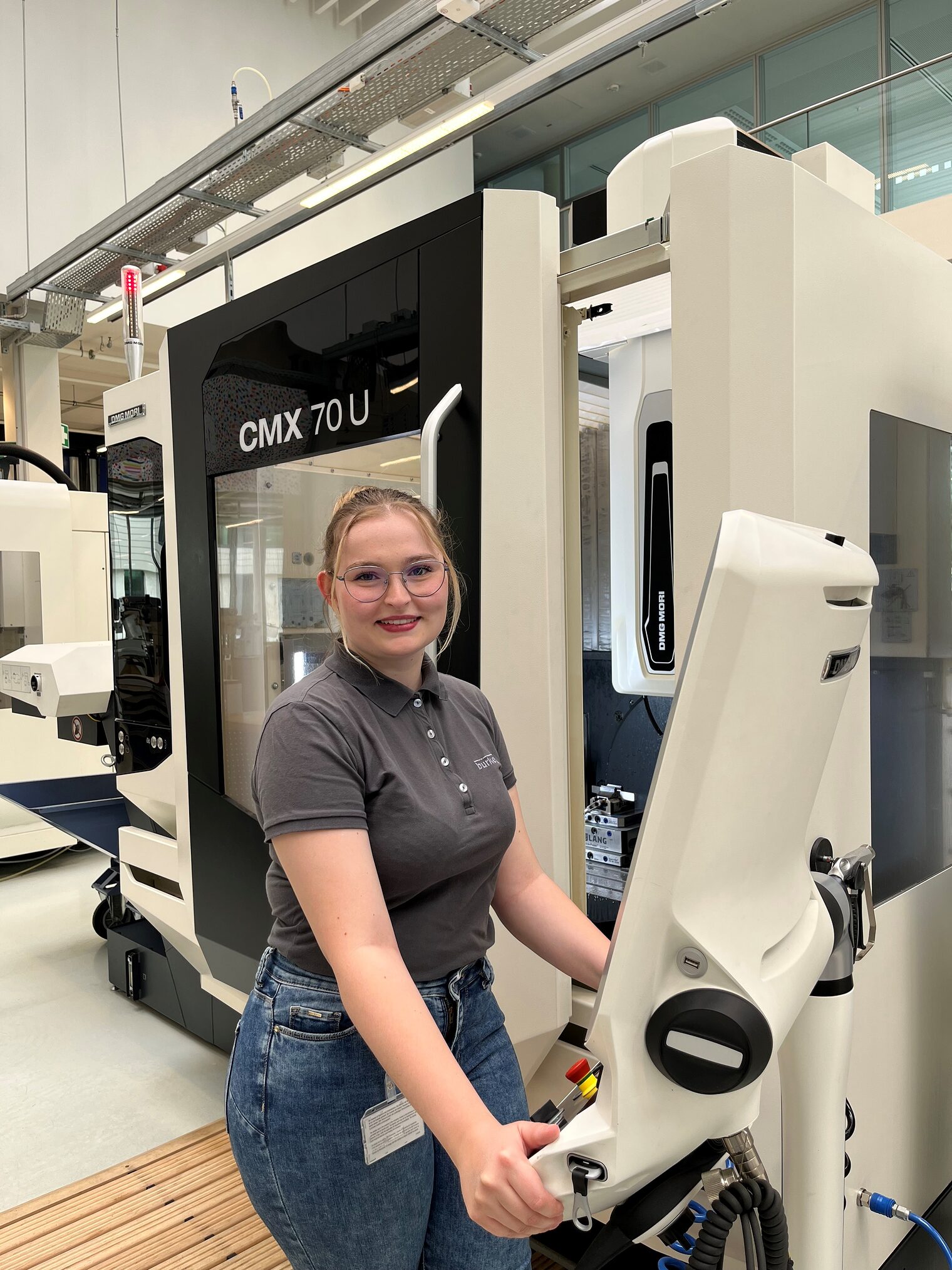 Larissa Wohlfarth bei der Arbeit an einer CNC-Fräsmaschine Larissa Wohlfarth bei der Arbeit an einer CNC-Fräsmaschine im Bildungszentrum am Criesbacher Campus von Bürkert. 