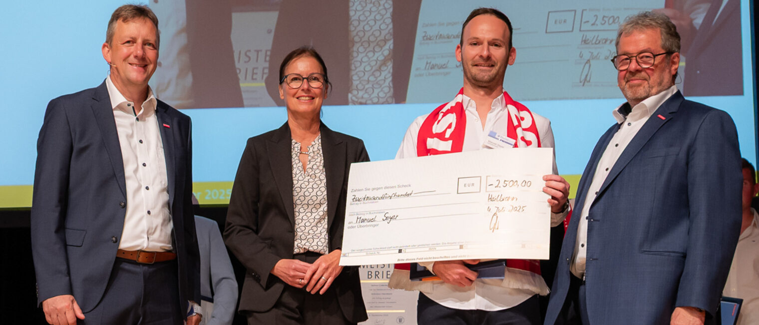 Weinküfermeister Manuel Sayer ist Träger des Meisterpreises 2025. Manuel Sayer ist der jahrgangsbeste Jungmeister und erhielt den Meisterpreis 2025.