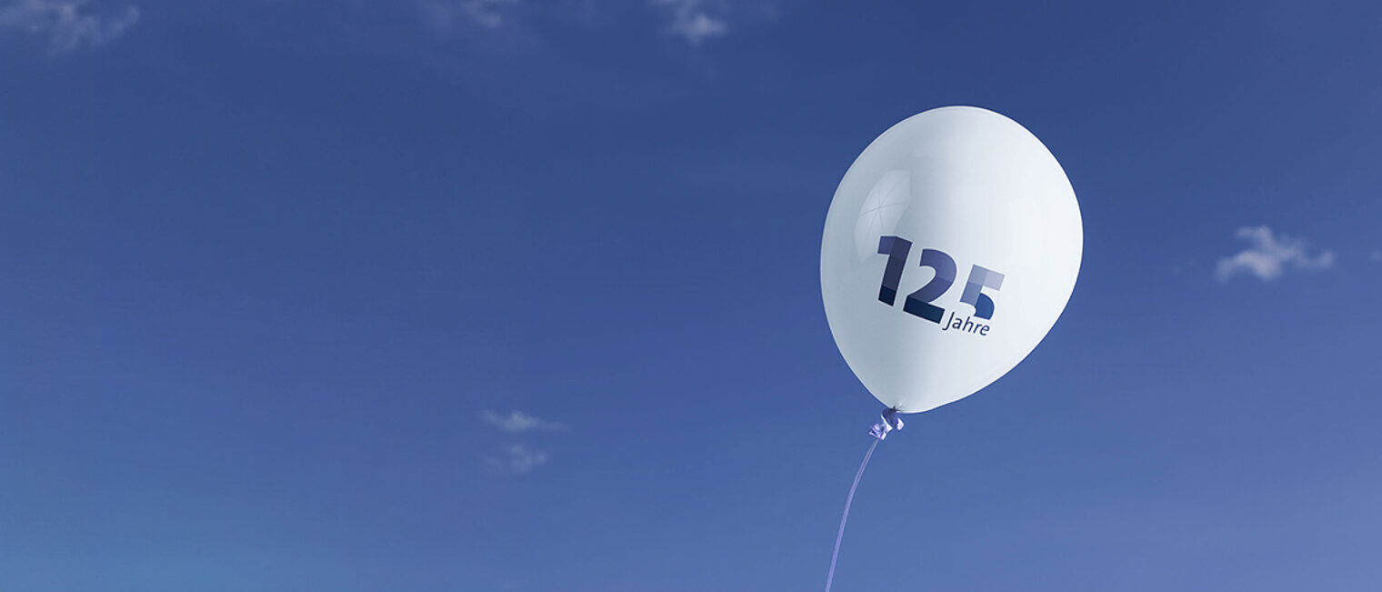Handwerkskammern in Baden-Württemberg präsentieren eine neue Website. Ein weißer Luftballon mit der blauen Aufschrift "125 Jahre" schwebt rechts im Bild. Im Hintergrund ist der Himmel.