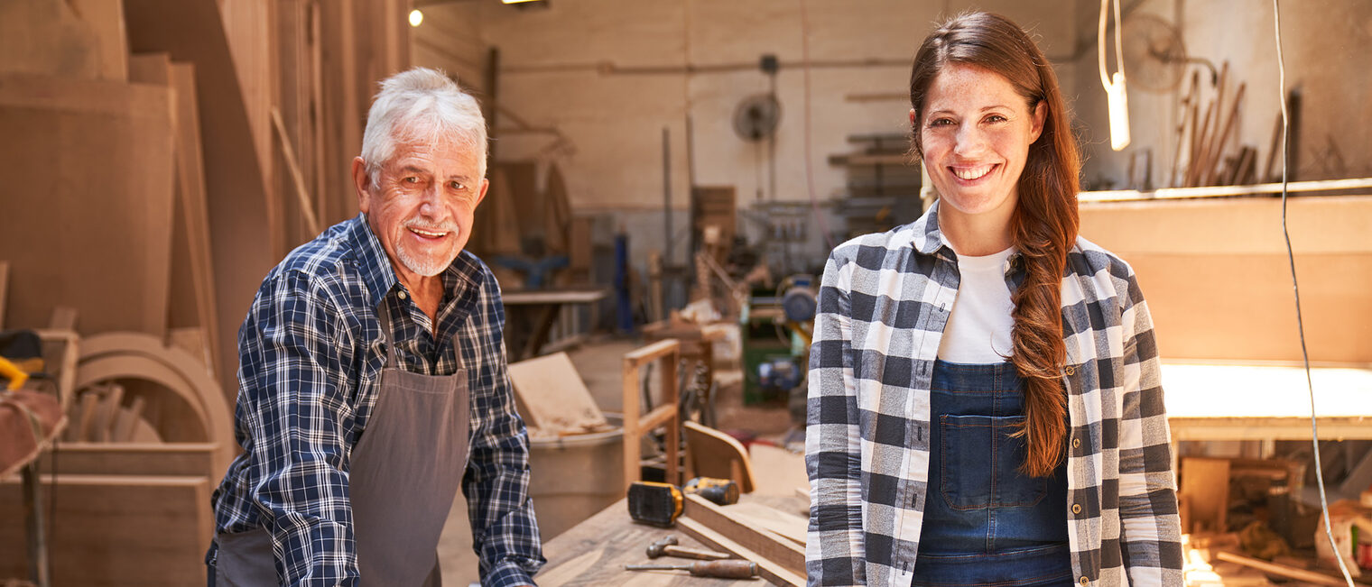 Next Generation Handwerk Handwerker-Senior mit junger Handwerkerin in Schreib´ner-Werkstatt