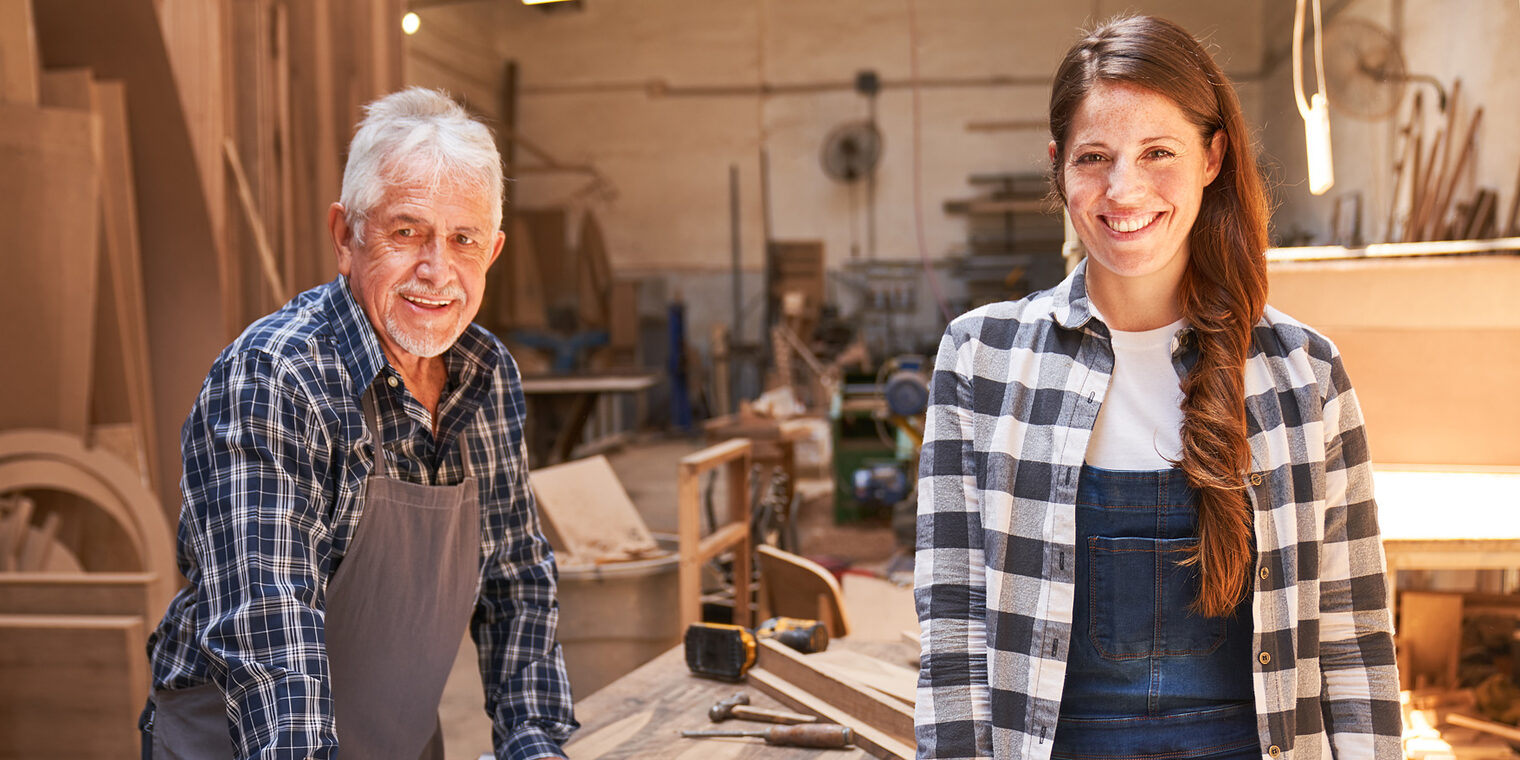 Next Generation Handwerk Handwerker-Senior mit junger Handwerkerin in Schreib´ner-Werkstatt