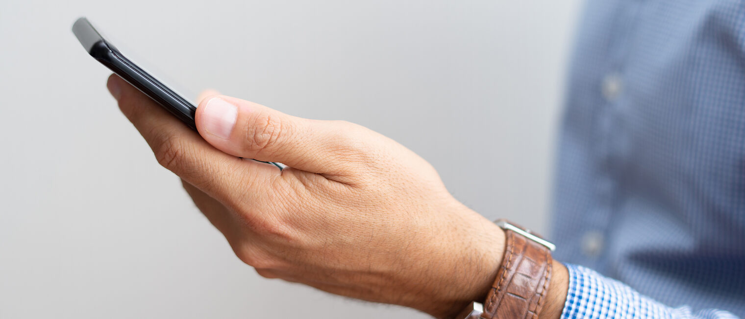 Hand mit Smartphone