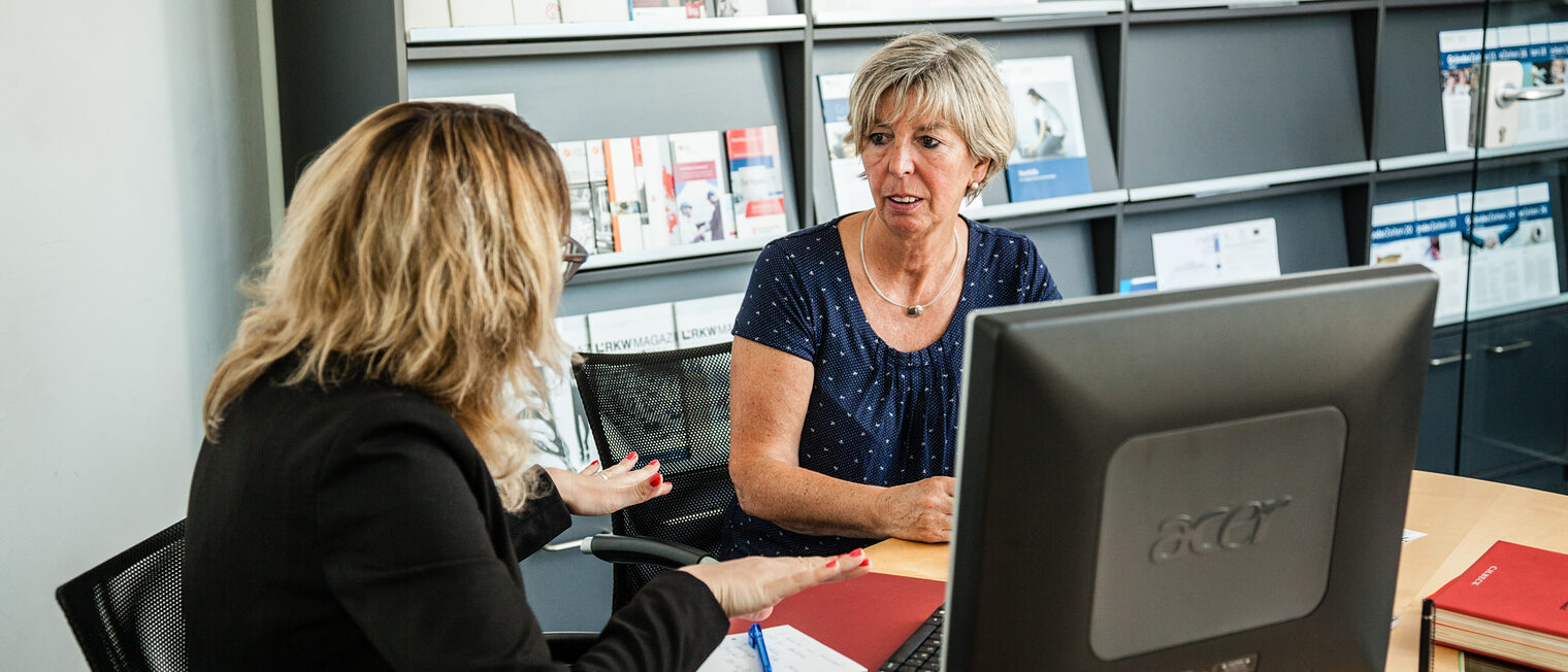 zwei Frauen sitzen im Besprechungszimmer
