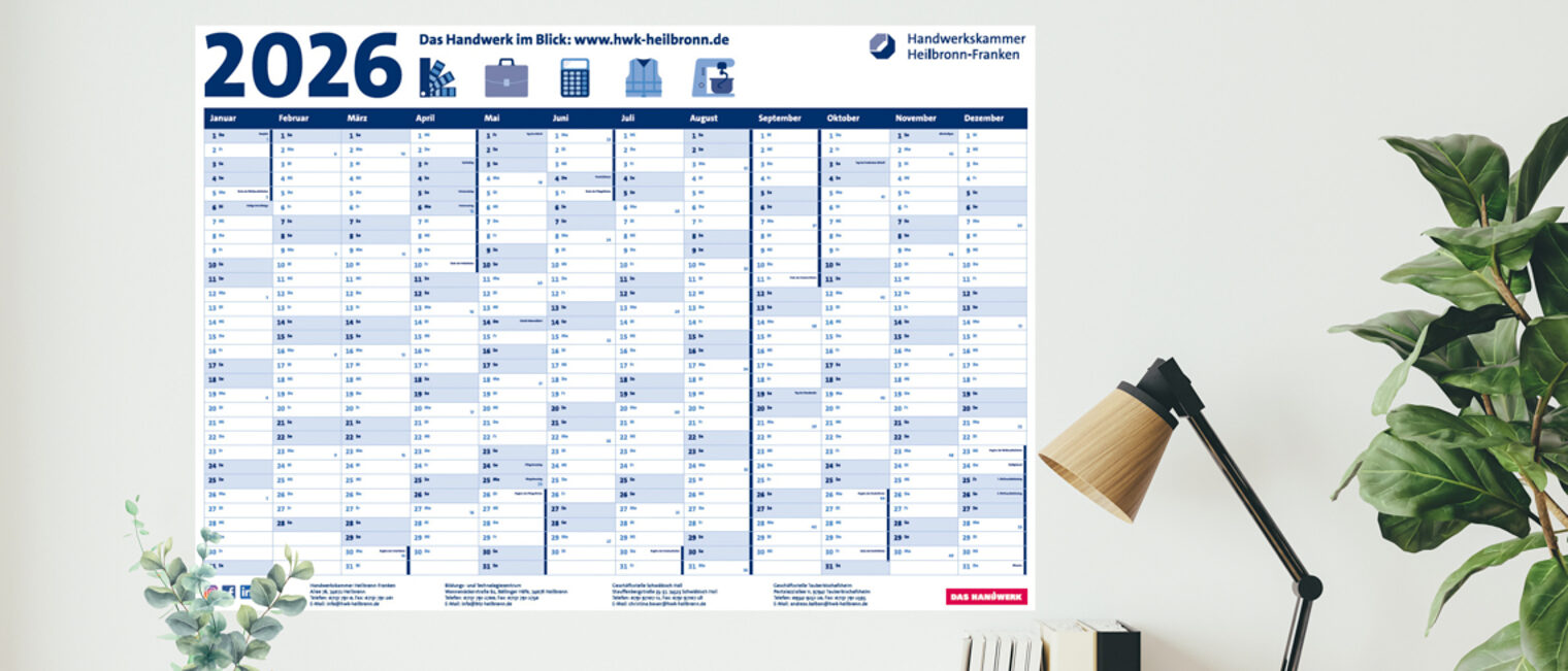 An der Wand hängt der Wandkalender der Handwerkskammer Heilbronn-Franken.
