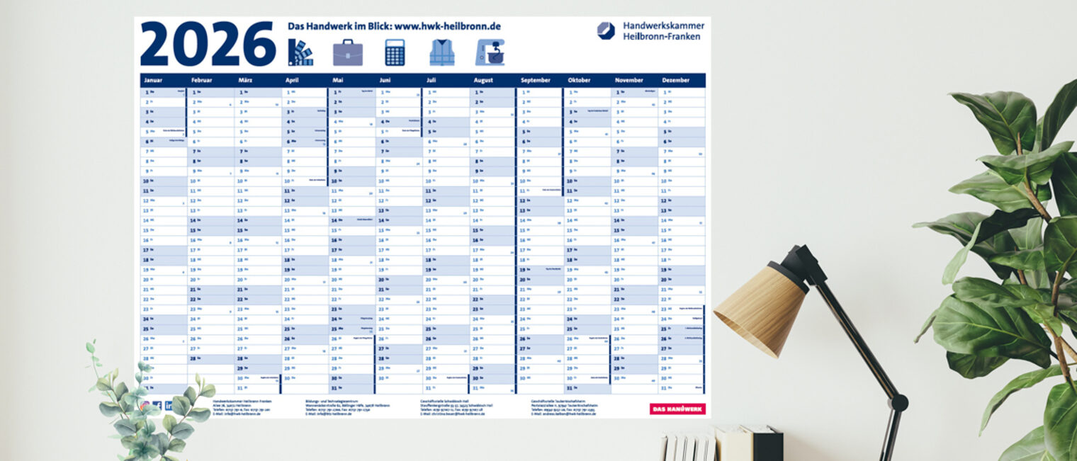 An der Wand hängt der Wandkalender der Handwerkskammer Heilbronn-Franken.