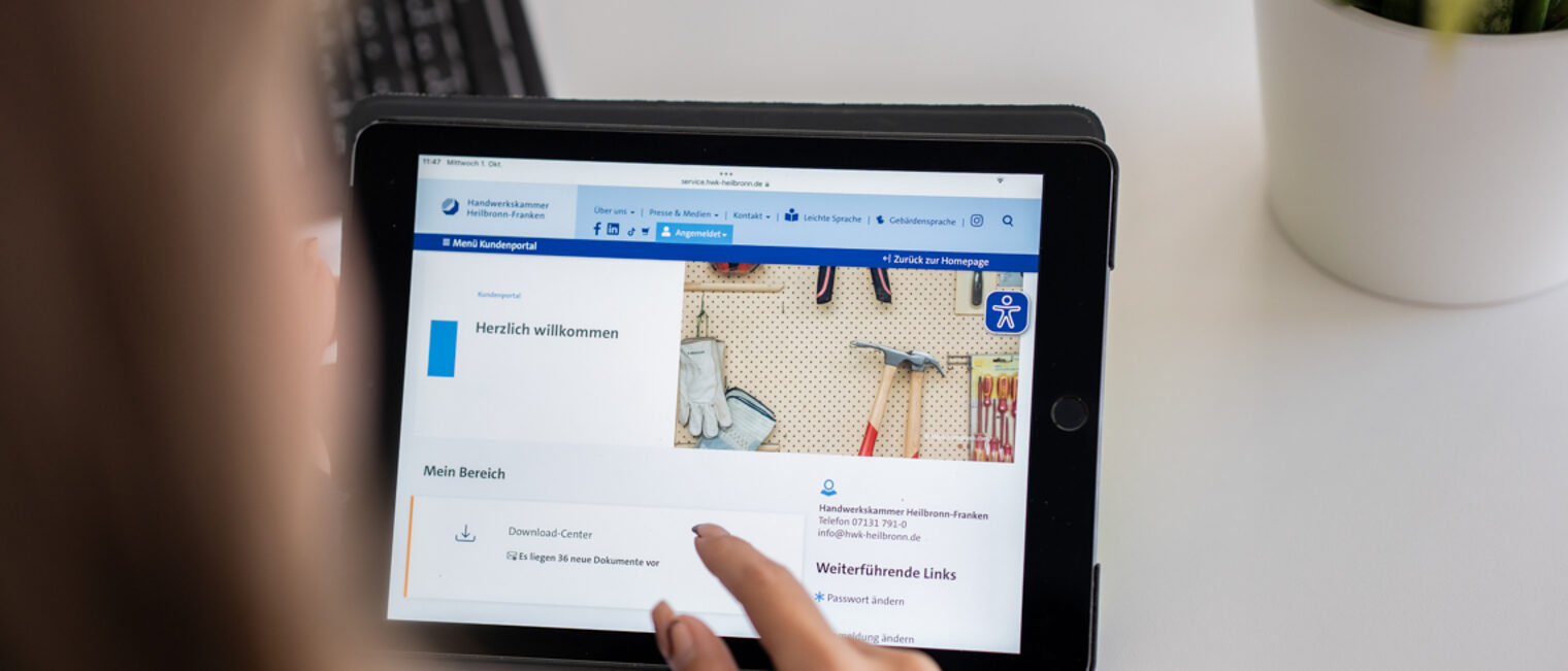 Kundenportal der Handwerkskammer Eine Frau sitzt vor einem Tablet und hat sich in das Kundeportal der Kammer eingeloggt.