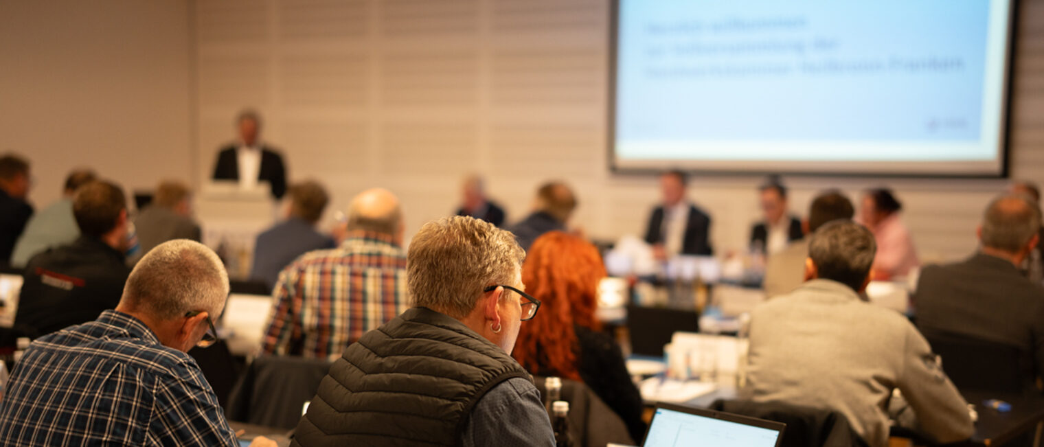 Ein Blick von hinten in den Sitzungsraum zeigt das Plenum der Vollversammlung der Handwerkskammer Heilbronn-Franken