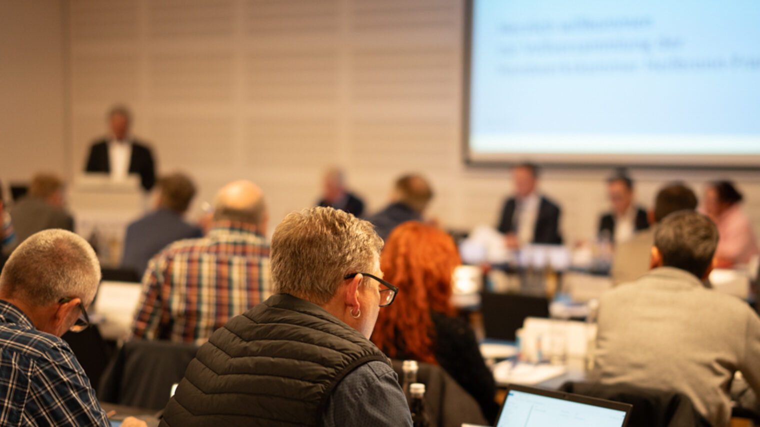 Ein Blick von hinten in den Sitzungsraum zeigt das Plenum der Vollversammlung der Handwerkskammer Heilbronn-Franken
