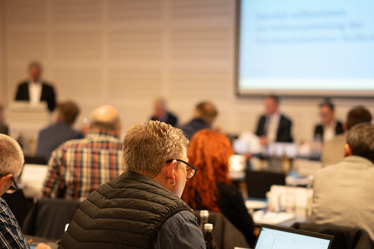 Ein Blick von hinten in den Sitzungsraum zeigt das Plenum der Vollversammlung der Handwerkskammer Heilbronn-Franken
