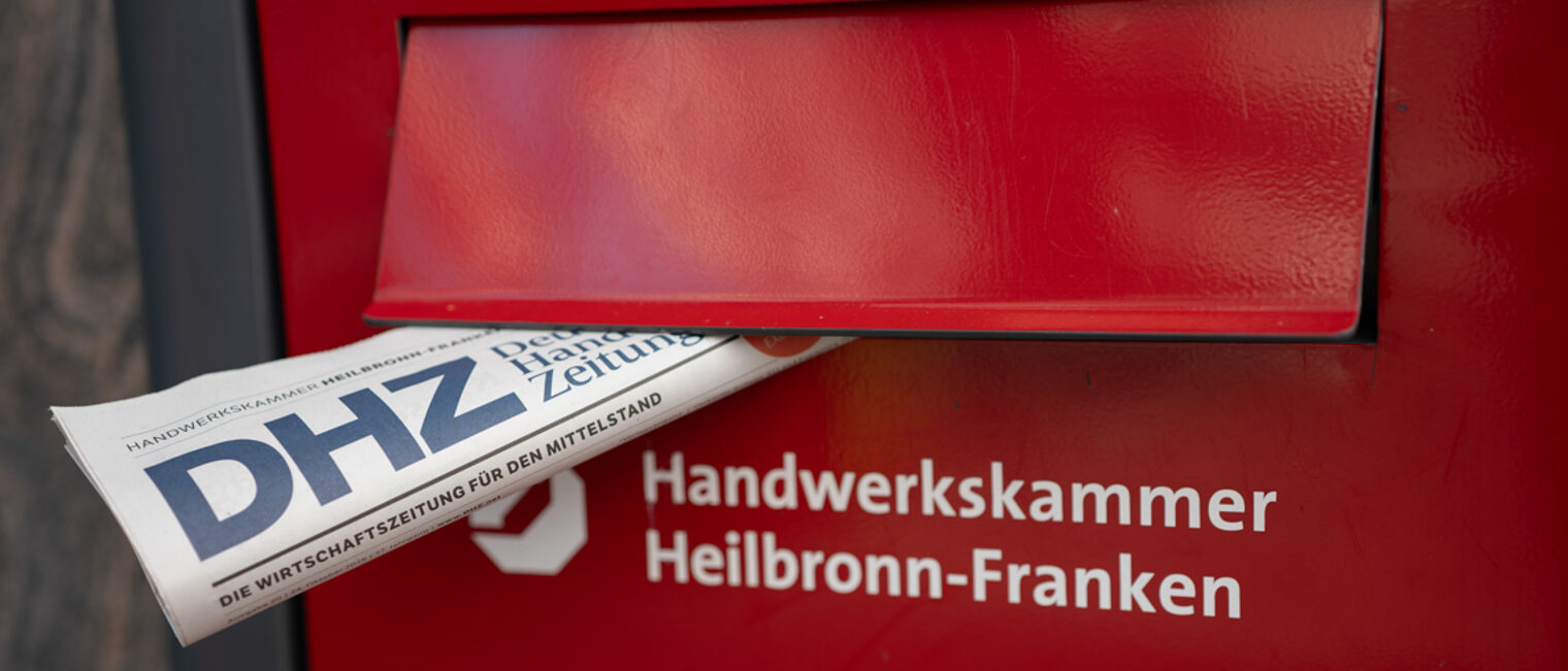Die Deutsche Handwerkszeitung steckt in einem roten Briefkasten.