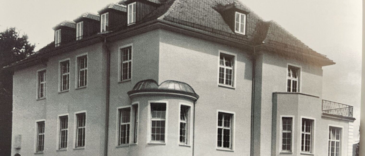 Schwarz-Weiß-Foto des Gebäudes der Handwerkskammer Heilbronn-Franken.