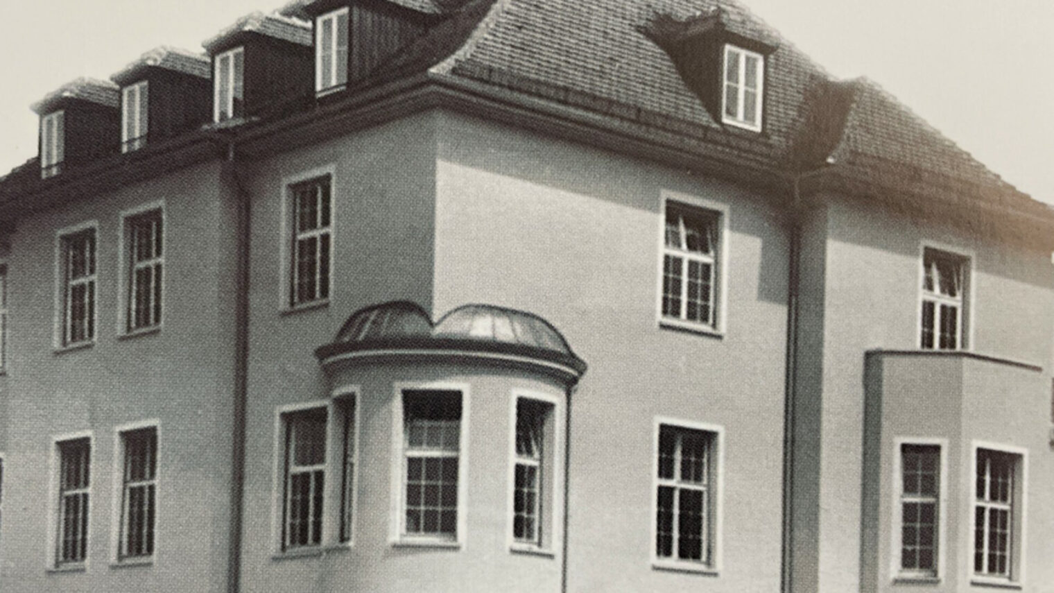 Schwarz-Weiß-Foto des Gebäudes der Handwerkskammer Heilbronn-Franken.